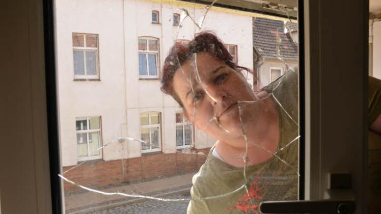 2015: Nicht nur das Fenster im Kinderzimmer von Ramona Dorns Tochter wurde beim Tornado in Bützow beschädigt. 