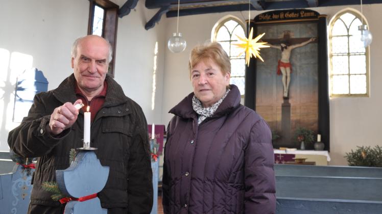 Die Kerzen in der Kirche zünden Olaf und Hannelore Papendick nicht nur zu Weihnachten an.