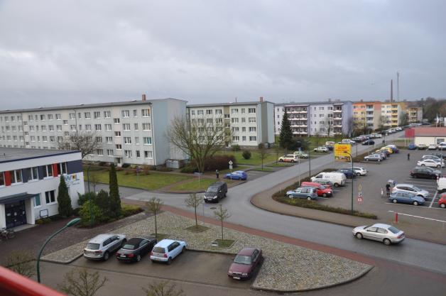 Blick aus dem Dachgeschoss der ehemaligen, zum Wohnhaus umgebauten Staatsbank aufs Lübzer Neubauviertel Fotos: Ilja Baatz Blick aus dem Dachgeschoss der ehemaligen, zum Wohnhaus umgebauten Staatsbank aufs Lübzer Neubauviertel Fotos: Ilja Baatz