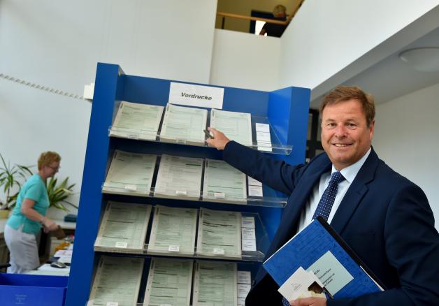 Finanzminister Görke besucht das Finanzamt in Nauen