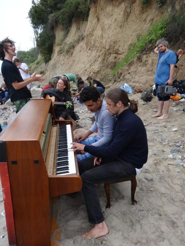 Auch „Be-flügelt“-Pianist Julian Eilenberger (vorne) wirkte bei den Dreharbeiten für das Lindenberg-Video mit. 