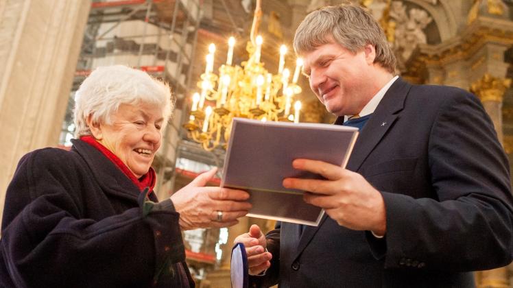 Ein Leben voller Auf- und Umbrüche: Nachdem ihr 1995 das Bundesverdienstkreuz verliehen wurde, hat Gemeindepädagogin Dietlind Glüer vor fast fünf Jahren auch die Bugenhagen-Medaille von Bischof Andreas von Maltzahn erhalten.