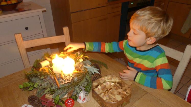 Morgen ist endlich Weihnachten. Deshalb darf der vierjährige Jonas dieses Mal die Adventslichter anzünden. 