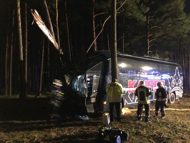 Schwerer Busunfall auf der A19 bei Linstow. Der Fahrer wurde eingeklemmt und verletzt, die 22 Fahrgästen blieben größtenteils unverletzt.
