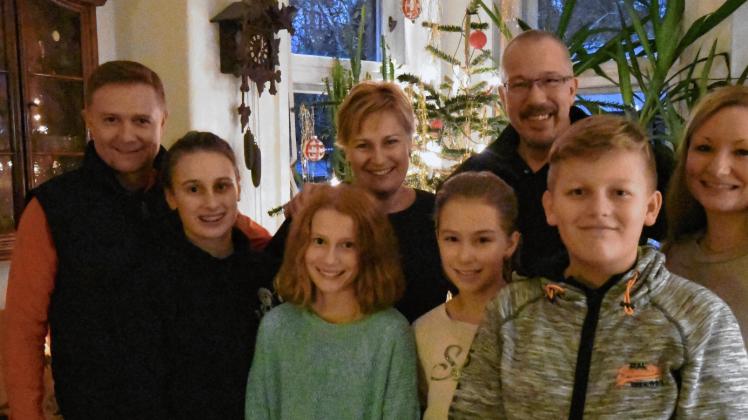 Die Australier Geoffrey und Marina Hirst mit ihren Kindern Alexia und Katya (l.) feiern gemeinsam mit Steffen und Katharina Gitter sowie den Kindern Erik und Solvey Weihnachten.