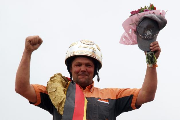 Er kann es noch: Jens Hinrichs vom Rehnaer SV gewann in Teterow den Silberhelm. Er kann es noch: Jens Hinrichs vom Rehnaer SV gewann in Teterow den Silberhelm.
