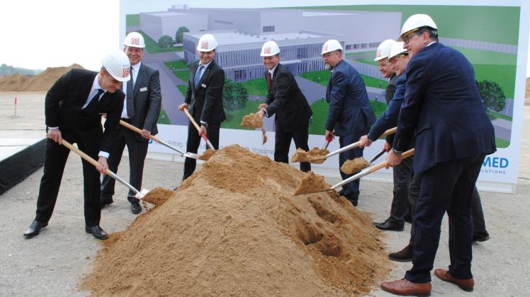 Fröhlich inszenierter Spatenstich mit Minister, Oberbürgermeister und Ypsomed-Geschäftsführung: Das Unternehmen feierte im Sommer im Industriepark Schwerin den Baustart seines neuen Werkes, das in 18 Monaten fertig sein soll.