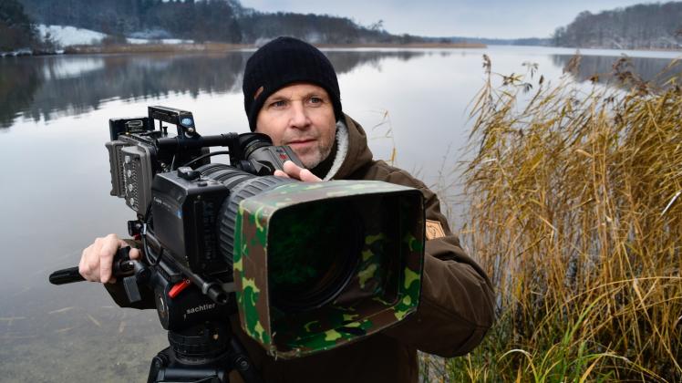 Tierfilmer Christoph Hauschild  bringt seine Kamera in Position. Über Stunden beobachtet er das Geschehen am Seeufer. 