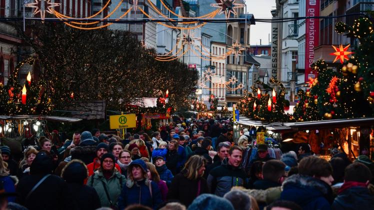Zum letzten Mal Lichterglanz in diesem Jahr in der Schweriner Innenstadt: Am heutigen Sonnabend hat der Weihnachtsmarkt von 11 bis 21 Uhr geöffnet.
