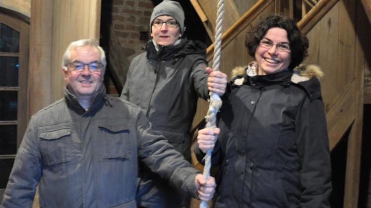 Noch halten Andreas Vietense, Annett Noffke und Anja Dankert (v.l.) gemeisam das Parumer Glockenseil fest, doch zum Jahreswechsel zieht immer einer kräftig am Seil. 