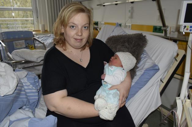 Carolin Suse brachte am ersten Weihnachtstag ihren Sohn Levin Finn zur Welt.  Fotos: Hirschmann 
