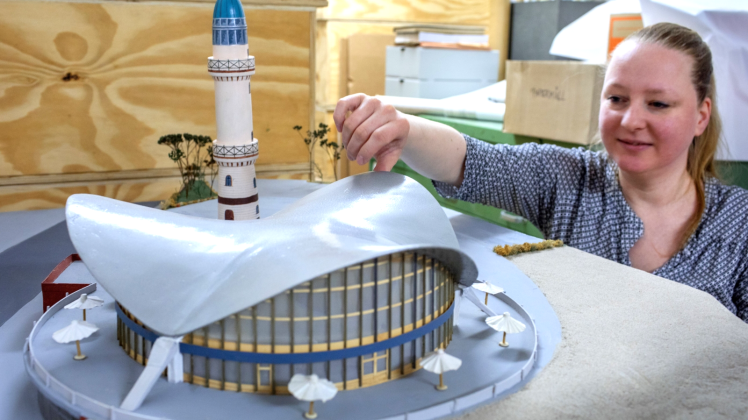 Archivarin Antje Diebermann zeigt in der Hochschule Wismar das Modell des „Teepott“-Gebäudes in Warnemünde. 
