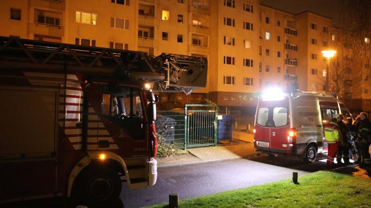 Aggressiver Mann sorgt in Rostock-Lichtenhagen für Großeinsatz - Polizisten müssen Verwirrten mit Schutzschild überwältigen, Feuerwehr bereitet Sprungpolster vor