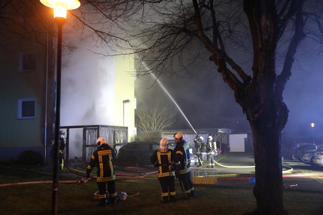 Schwerer Brand in Rostock: Flammen von brennender Mülltonnenbox greifen auf Fassade von Mehrfamilienhaus in Brinckmansdorf über - 2 Verletzte