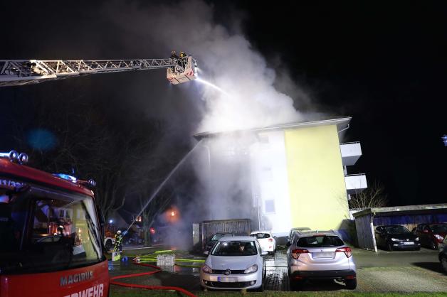 Schwerer Brand in Rostock: Flammen von brennender Mülltonnenbox greifen auf Fassade von Mehrfamilienhaus in Brinckmansdorf über - 2 Verletzte Schwerer Brand in Rostock: Flammen von brennender Mülltonnenbox greifen auf Fassade von Mehrfamilienhaus in Brinckmansdorf über - 2 Verletzte
