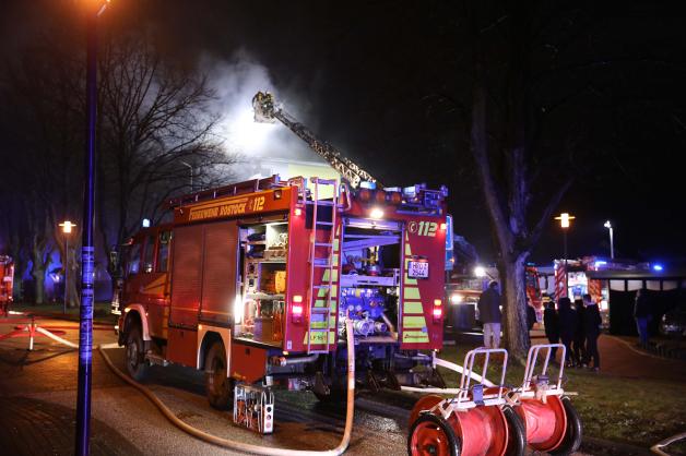 Schwerer Brand in Rostock: Flammen von brennender Mülltonnenbox greifen auf Fassade von Mehrfamilienhaus in Brinckmansdorf über - 2 Verletzte