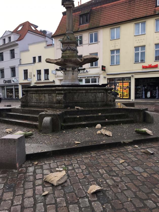 Der Borwinbrunnen in Güstrow wurde von Pyrotchnik massiv beschädigt.
