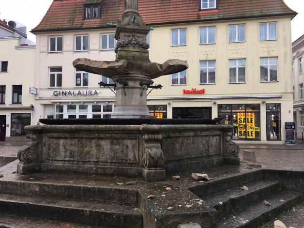 Der Borwinbrunnen in Güstrow wurde von Pyrotchnik massiv beschädigt.   Leserfoto: Bernd Sternhagen