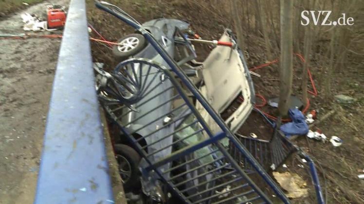 Unfall auf der B105 bei Kröpelin: Auto durchschlägt Brückengeländer und stürzt in die Tiefe