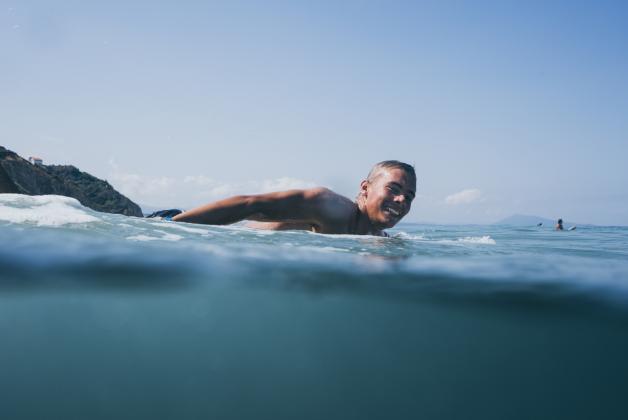 Seine Leidenschaft zum Wellenreiten bringt León Klütsch an die Küsten von Portugal, Spanien, Frankreich oder auch Dänemark. 