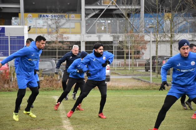 Vom Lauf-Abc bis zur Dehnung: Auch bei der Erwärmung nimmt sich der 52-jährige Fußball-Lehrer nicht raus. Vom Lauf-Abc bis zur Dehnung: Auch bei der Erwärmung nimmt sich der 52-jährige Fußball-Lehrer nicht raus.