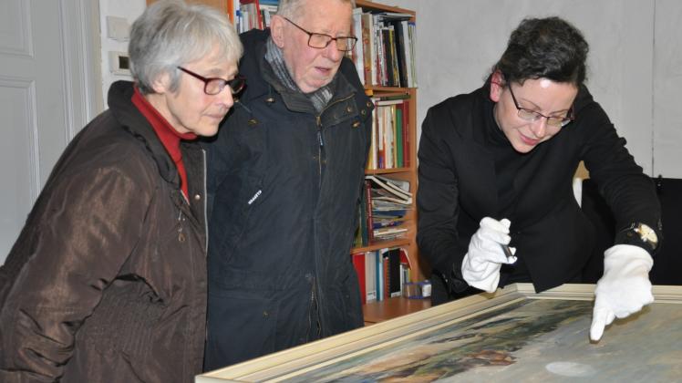 Das Ehepaar Georg und Brigitte Kreutzer lässt das Gemälde des Rostocker Malers Hans Emil Oberländer von Susanne Knuth begutachten.  Fotos: aeng   