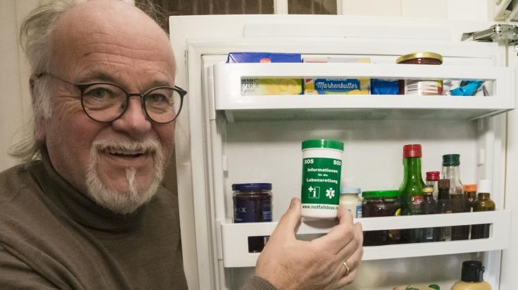 Hubert Hepp zeigt, wie es geht: Die Notfall-Dose mit den wichtigen Dokumenten wird im Kühlschrank aufbewahrt.