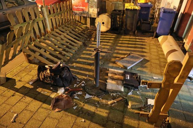 Rostock: Betrunkener Randalierer (32) schießt nach Streit mit Gaspistole um sich - Zwei Verletzte, Einrichtung von Laden verwüstet