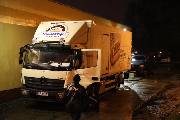 Überfall auf Bäckerei-Anlieferungsfahrzeug in Rostock gescheitert: Zwei Täter bedrohen Fahrer an Warenannahme von Supermarkt in Südstadt mit Waffe und flüchten ohne Beute - Polizei-Großeinsatz 