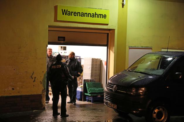 Überfall auf Bäckerei-Anlieferungsfahrzeug in Rostock gescheitert: Zwei Täter bedrohen Fahrer an Warenannahme von Supermarkt in Südstadt mit Waffe und flüchten ohne Beute - Polizei-Großeinsatz 