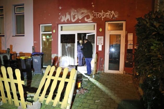 Rostock: Betrunkener Randalierer (32) schießt nach Streit mit Gaspistole um sich - Zwei Verletzte, Einrichtung von Laden verwüstet