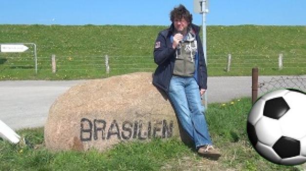 Henry Krasemann reist für den Schleswig-Holstein Podcast an besondere Orte, wie zur Fußball-WM 2014 in den Ortsteil Brasilien der Gemeinde Schönberg (Kreis Plön).