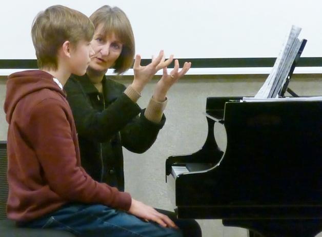 Konstanze Eickhorst gibt Jonte Nagel Tipps für seine Klavierbegleitung.