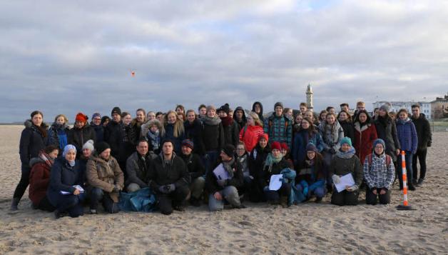 Bevor die fast 60 Teilnehmer zählende Gruppe zur Aktion in ihre eigenen Bereiche ausschwärmte, gab es ein Gruppenfoto am Strand. 