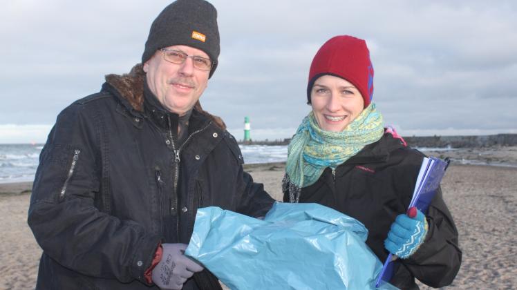 Lehrer Klaus Viebranz sowie Stefanie Felsing vom Leibniz-Institut für Ostseeforschung mit einem Müllsack. Sie erklären Teilnehmern, wie bei der Aktion verfahren wird.  Fotos: mapp (3) 