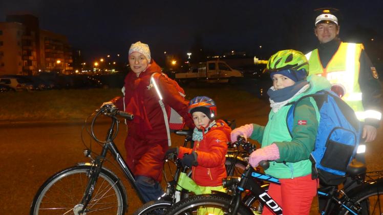 Vorschriftsgemäß unterwegs: Polizeioberkommissar Raik Priepke war zufrieden mit der Verkehrstauglichkeit der Räder von Ina Behrend und ihren Kindern Gustav (5) und Freya (9) (v. l.).  Fotos: anja engel 