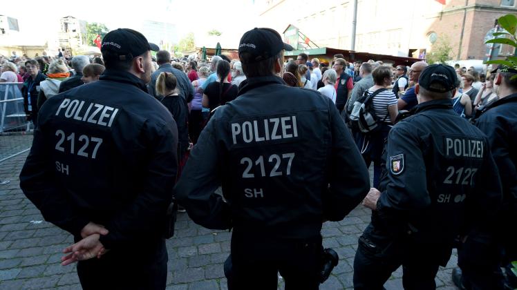 Polizisten sichern die Eröffnungsfeier der Kieler Woche – wegen der hohen Terrorgefahr müssen viel mehr Leute im Einsatz sein als früher.