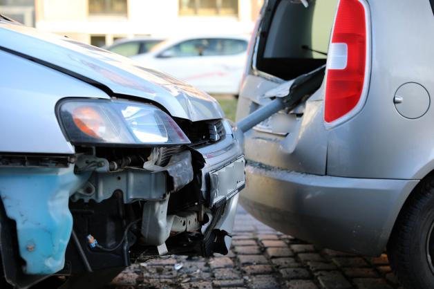Eisiger Unfall in Rostock: 84-jähriger Autofahrerin fehlt aufgrund vereister Frontscheibe Durchblick - Wagen kracht in parkendes Auto 