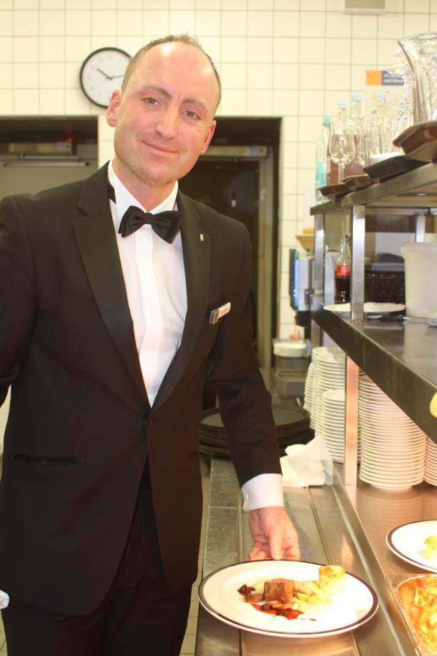 Er ist der Manager für Essen und Trinken im Hotel Neptun und damit ein wichtiger Mann für das Haus und die Gäste: Danny Jäger. Kein Teller geht unkontrolliert aus der Küche zu den Besuchern. 