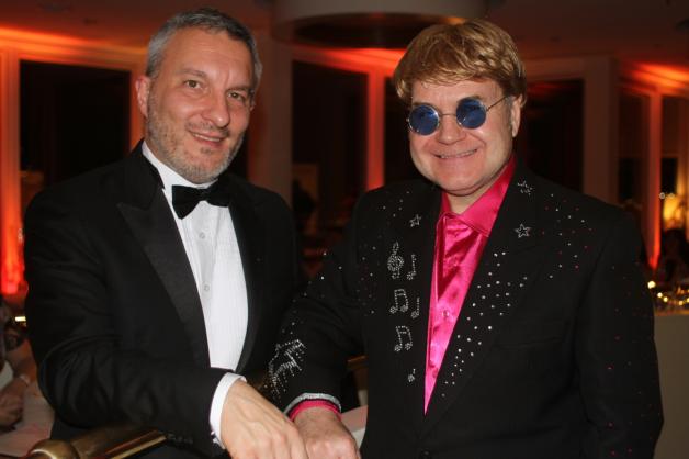 Beim lockeren Plausch: Hotel-Neptun-Vize-Chef Gianluca Innocenti mit dem Elton-John-Double Paul Bacon aus London, dessen Auftritt von den Gästen sehr gefeiert worden ist. Beim lockeren Plausch: Hotel-Neptun-Vize-Chef Gianluca Innocenti mit dem Elton-John-Double Paul Bacon aus London, dessen Auftritt von den Gästen sehr gefeiert worden ist.