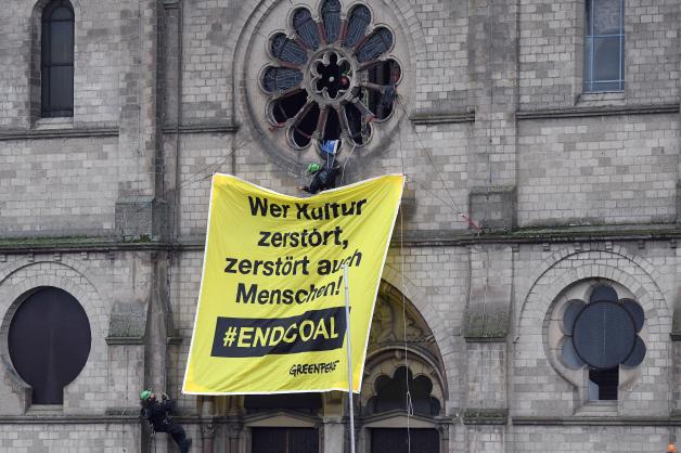 Greenpeace-Transparent an der Kirche in Immerath: „Wer Kultur zerstört, zerstört auch Menschen!“