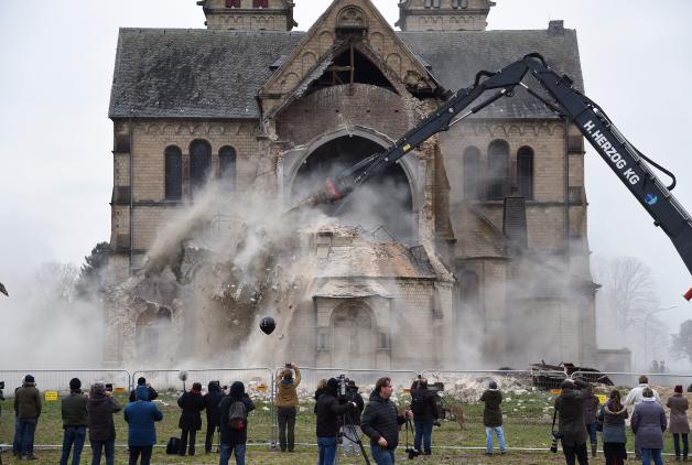 Zwei Weltkriege hat sie überstanden, doch die Bagger überlebt das Kirchengebäude nicht. Zwei Weltkriege hat sie überstanden, doch die Bagger überlebt das Kirchengebäude nicht.