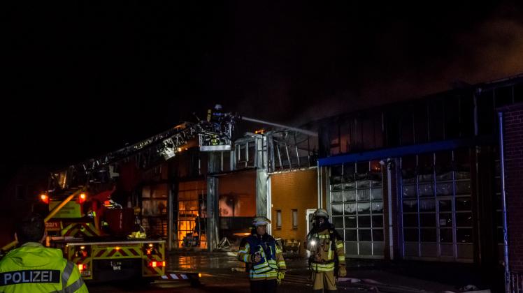 Die Werkstatthalle ist ein Raub der Flammen geworden.