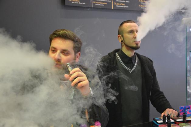 Maxim Schuster und Denis Teßmann verkaufen im  Schweriner Laden  Luxury Vape E-Zigaretten.