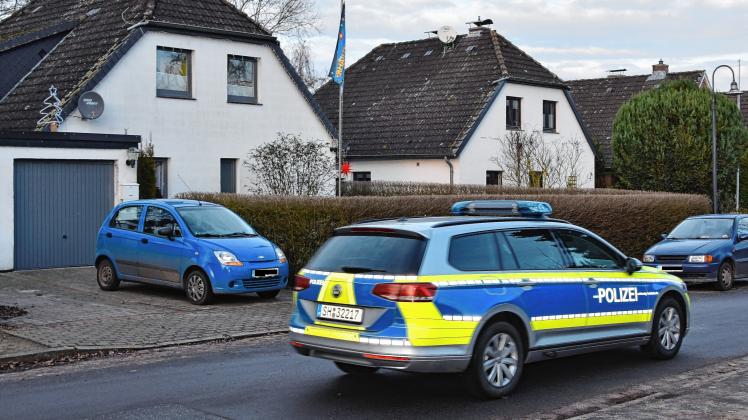 Eine Polizeistreife vor dem Haus des Paares in Wulfsdorf. Der Wagen der vermissten Andrea L. steht in der Einfahrt.