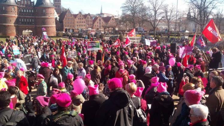 Im vergangenen Jahr marschierten über 1500 Menschen durch Lübecks Innenstadt, um ein Zeichen gegen Sexismus und für die Selbstbestimmung von Mädchen und Frauen zu setzen.