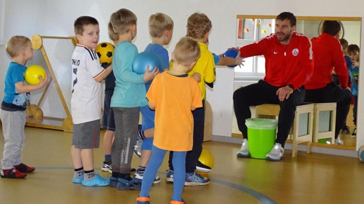 Ob mit Ball oder ohne – Ex-Profi Jörg Hahnel sorgt mit der FC Hansa-Fußball- und Torwartschule im „Kinderhaus am Warnow Park“ für Spaß am Sport. 