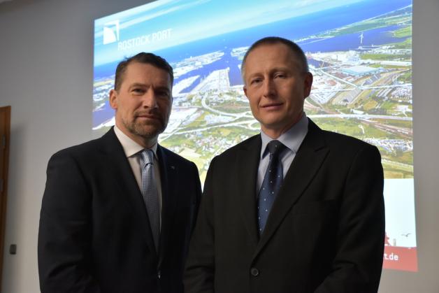 Wollen den Rostocker Hafen noch weiter fit machen für die Zukunft: die Rostock-Port-Geschäftsführer Jens Aurel Scharner (l.) und Gernot Tesch.  Fotos: clla 
