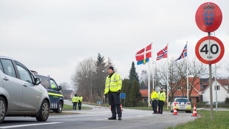 Dänische Polizisten kontrollieren den deutsch-dänischen Grenzübergang Harrislee. /Symbolfoto