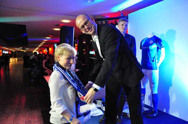 Glück im Spiel: Silke Wollenberg bekommt von Los-Fee und Hansa-Sportdirektor Markus Thiele einen neuen Schal überreicht. 
